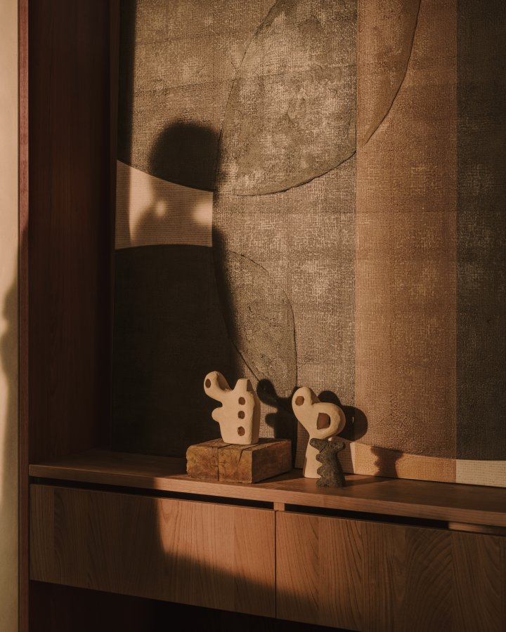 KAVE HOME Arif sett med steinskulpturer i beige og svart utfrelse, 12 cm / 23 cm