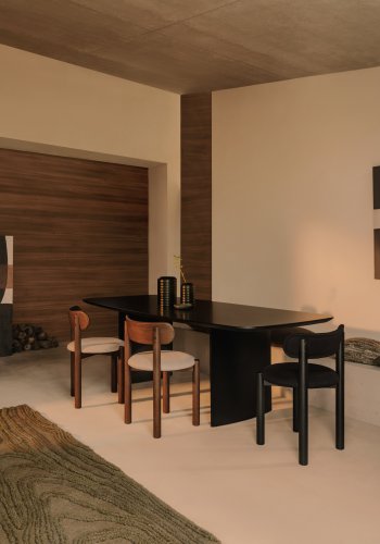 KAVE HOME Nebai-stol i svart chenille med heltre eikestruktur og svart finish FSC MIX Cre