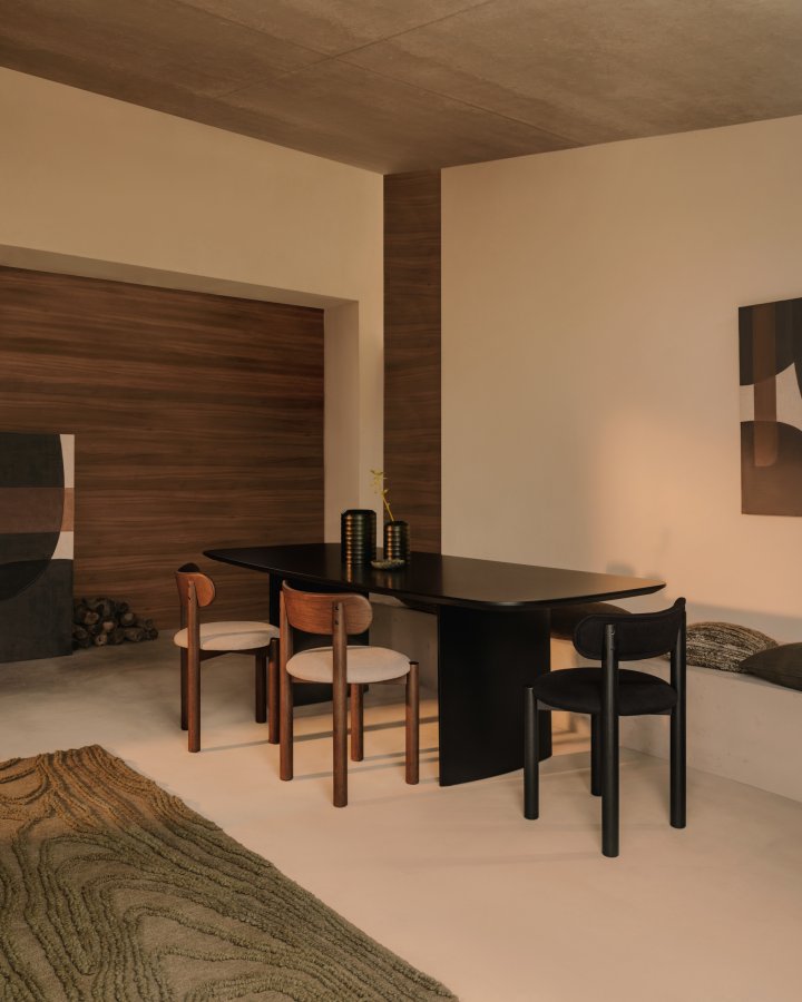 KAVE HOME Nebai-stol i svart chenille med heltre eikestruktur og svart finish FSC MIX Cre