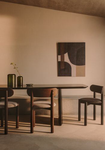 KAVE HOME Nebai-stol i svart chenille med heltre eikestruktur og svart finish FSC MIX Cre