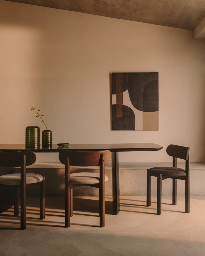 KAVE HOME Nebai-stol i svart chenille med heltre eikestruktur og svart finish FSC MIX Cre