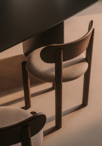 KAVE HOME Nebai-stol i brun chenille med heltre eikestruktur og valnttfinish FSC MIX Cr