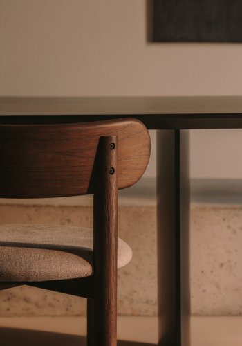 KAVE HOME Nebai-stol i brun chenille med heltre eikestruktur og valnttfinish FSC MIX Cr