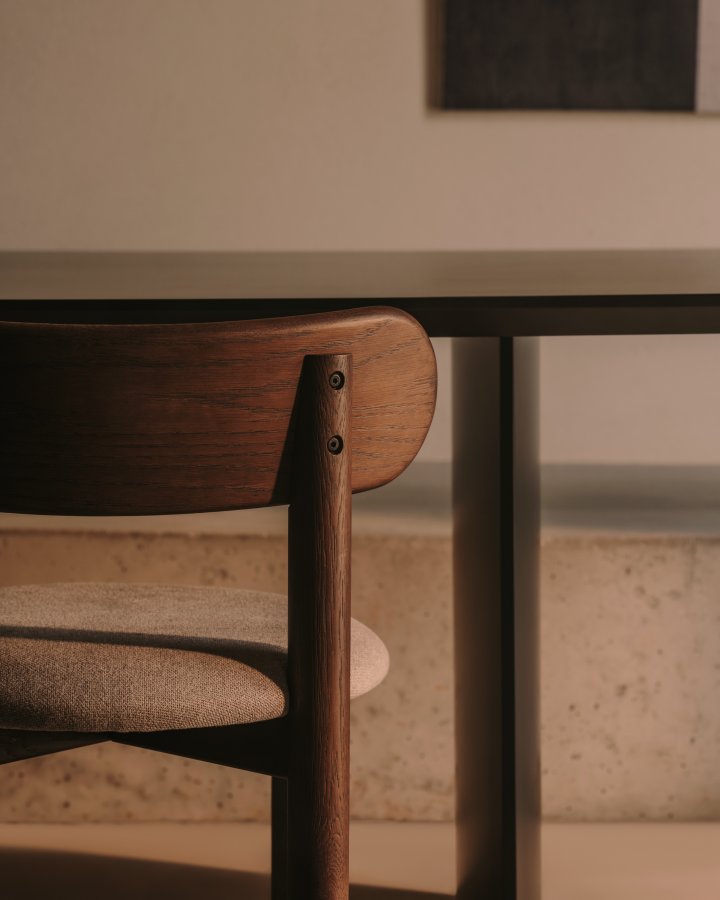 KAVE HOME Nebai-stol i brun chenille med heltre eikestruktur og valnttfinish FSC MIX Cr