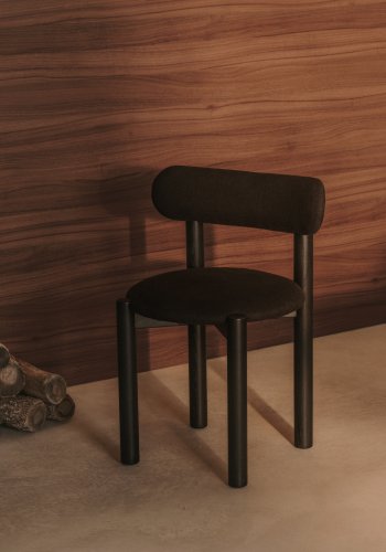 KAVE HOME Nebai-stol i svart chenille med heltre eikestruktur og svart finish FSC MIX Cre