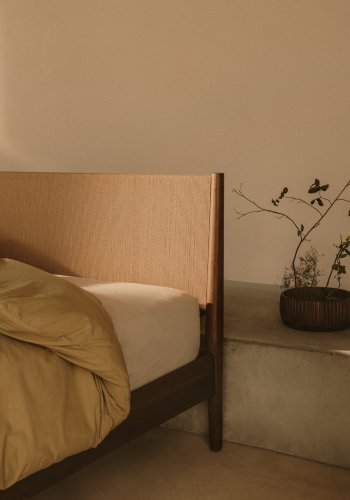 KAVE HOME Elan seng i finér og massivt valntttre med snormadrass 180 x 200 cm FSC Mix Credit