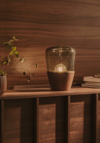 KAVE HOME Silex bordlampe, rund - grnt glass og brun valntt finish (20)