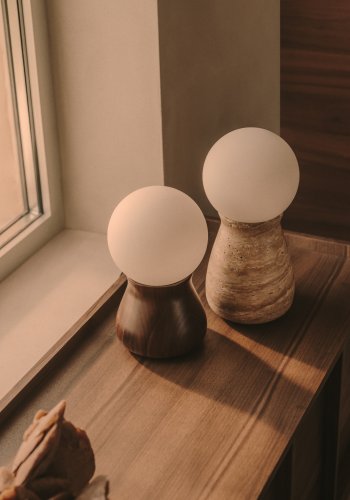 KAVE HOME Okeni bordlampe - glass og brun valntt finish