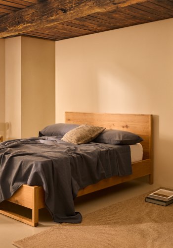 KAVE HOME Alguema-seng i eikefiner med naturlig overflate for madrass 180 x 200 cm