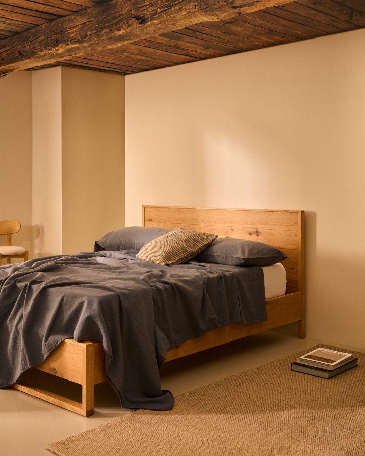 KAVE HOME Alguema-seng i eikefiner med naturlig overflate for madrass 180 x 200 cm