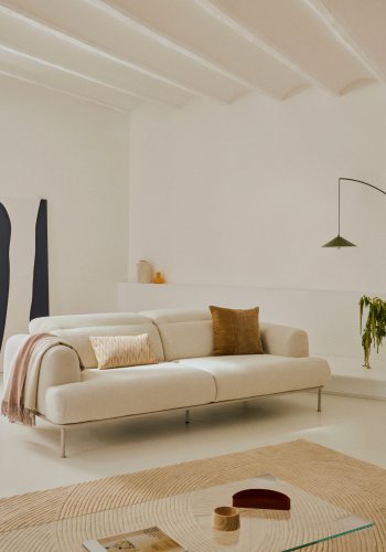 KAVE HOME Aurum 3-manns sofa, med nakkesttte - kremstoff og matt grtt metall (B: 234cm)