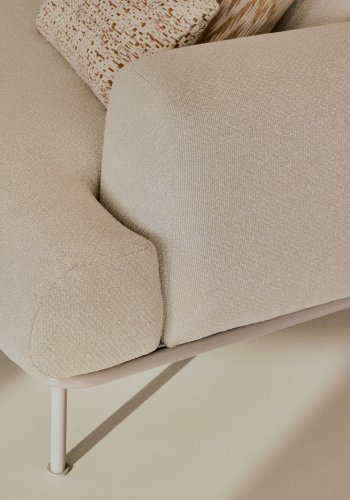 KAVE HOME Aurum 3-manns sofa, med nakkesttte - kremstoff og matt grtt metall (B: 234cm)
