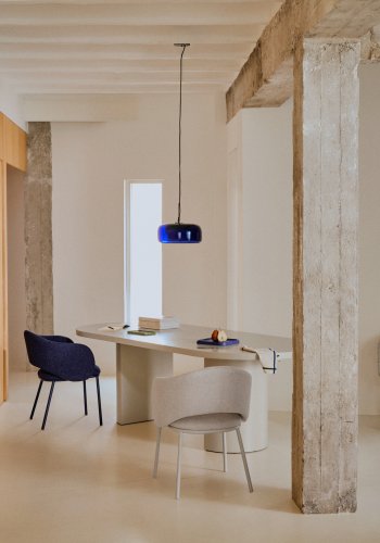 KAVE HOME Maina stol i tykk bl chenille og stlben med bl finish FSC Mix Credit