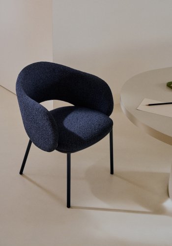 KAVE HOME Maina stol i tykk bl chenille og stlben med bl finish FSC Mix Credit