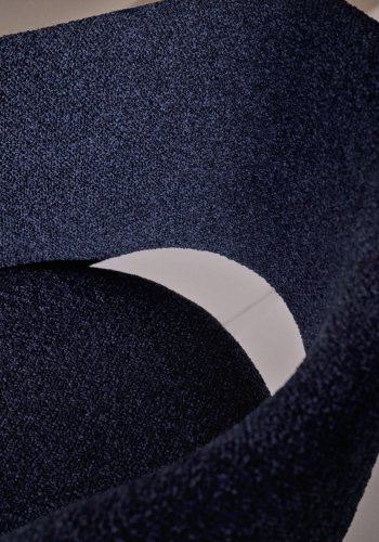 KAVE HOME Maina stol i tykk bl chenille og stlben med bl finish FSC Mix Credit