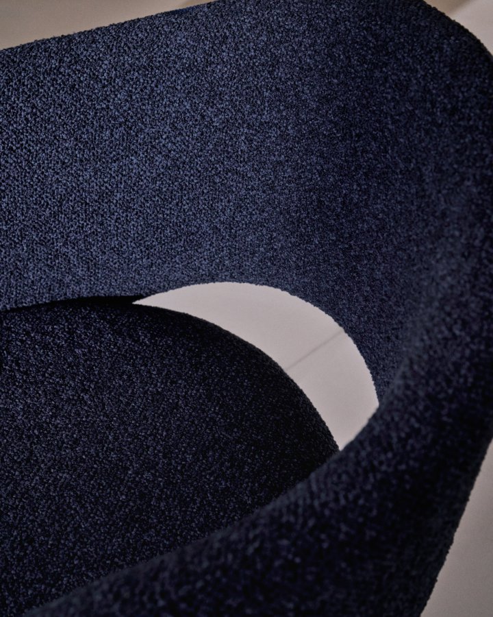 KAVE HOME Maina stol i tykk bl chenille og stlben med bl finish FSC Mix Credit