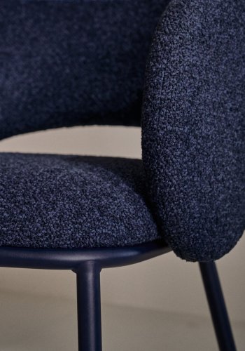 KAVE HOME Maina stol i tykk bl chenille og stlben med bl finish FSC Mix Credit