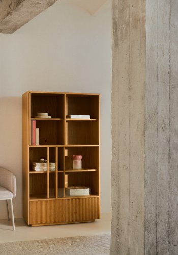 KAVE HOME Helvine vitrineskap, m. 4 skyvedrer og 2 skuffer - herdet glass og naturlig eikefiner