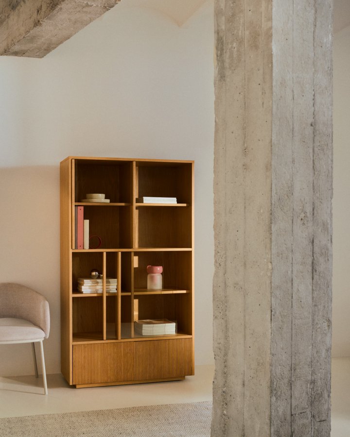 KAVE HOME Helvine vitrineskap, m. 4 skyvedrer og 2 skuffer - herdet glass og naturlig eikefiner