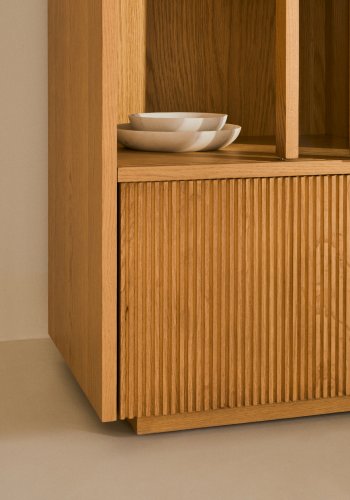 KAVE HOME Helvine vitrineskap, m. 4 skyvedrer og 2 skuffer - herdet glass og naturlig eikefiner