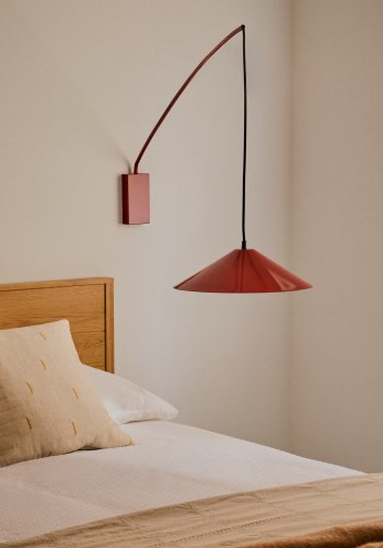 KAVE HOME Kally Wandleuchte, mit verstellbarem Kabel und Schwenkarm - rotes Metall