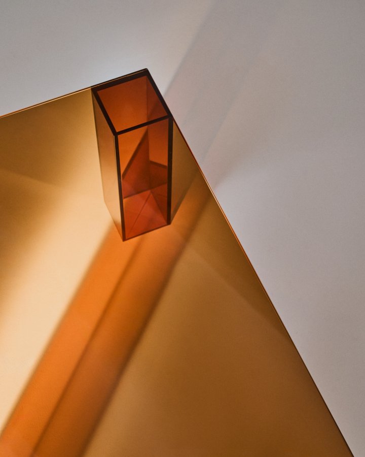 KAVE HOME Adularia brunt salongbord laget av herdet glass, 140 x 60 cm