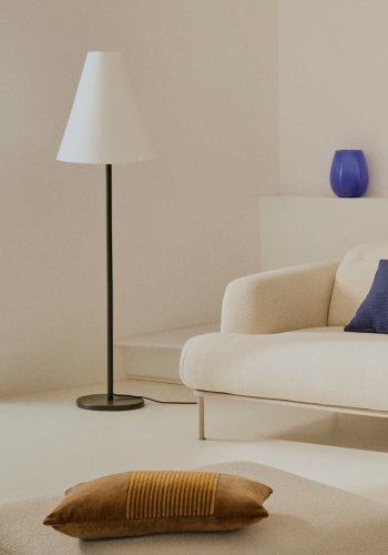 KAVE HOME Navat gulvlampe med metallbase i grnnmalt utfrelse