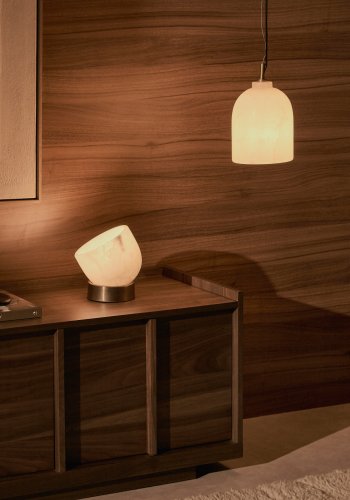 KAVE HOME Shenli bordlampe i alabaster og metall med messingfinish