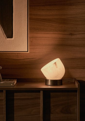 KAVE HOME Shenli bordlampe i alabaster og metall med messingfinish