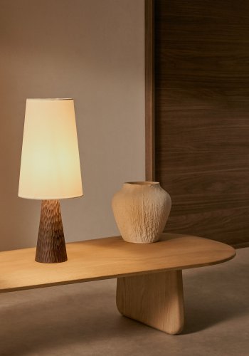 KAVE HOME Amire bordlampe laget av tre i mrk utfrelse