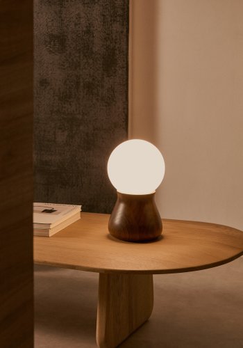 KAVE HOME Okeni bordlampe - glass og brun valntt finish