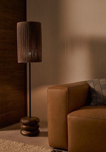 KAVE HOME Kor gulvlampe laget av jute og akasietre i mrk utfrelse