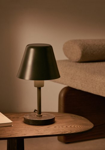 KAVE HOME Calina bordlampe i grnt metall og svart marmor