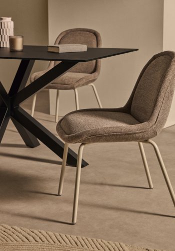 KAVE HOME Aimin-stol i brun chenille og stlben med matt beige malt overflate FSC Mix Cre