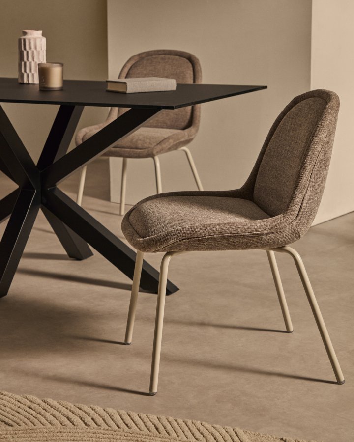 KAVE HOME Aimin-stol i brun chenille og stlben med matt beige malt overflate FSC Mix Cre