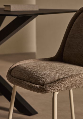 KAVE HOME Aimin-stol i brun chenille og stlben med matt beige malt overflate FSC Mix Cre