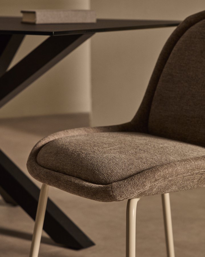 KAVE HOME Aimin-stol i brun chenille og stlben med matt beige malt overflate FSC Mix Cre