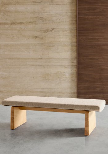 KAVE HOME Topaz benk i beige chenille og FSC 100 % heltre ask i naturlig utfrelse, 150 cm