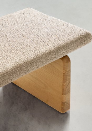KAVE HOME Topaz benk i beige chenille og FSC 100 % heltre ask i naturlig utfrelse, 150 cm