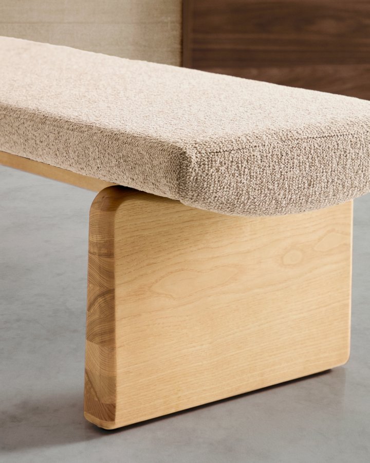 KAVE HOME Topaz benk i beige chenille og FSC 100 % heltre ask i naturlig utfrelse, 150 cm
