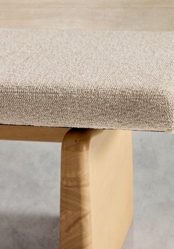 KAVE HOME Topaz benk i beige chenille og FSC 100 % heltre ask i naturlig utfrelse, 150 cm