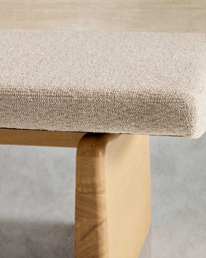 KAVE HOME Topaz benk i beige chenille og FSC 100 % heltre ask i naturlig utfrelse, 150 cm