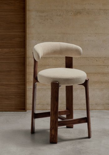 KAVE HOME Granittkrakk i beige chenille og heltre ask med valnttfarget finish FSC 100% 65