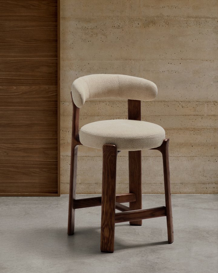 KAVE HOME Granittkrakk i beige chenille og heltre ask med valnttfarget finish FSC 100% 65