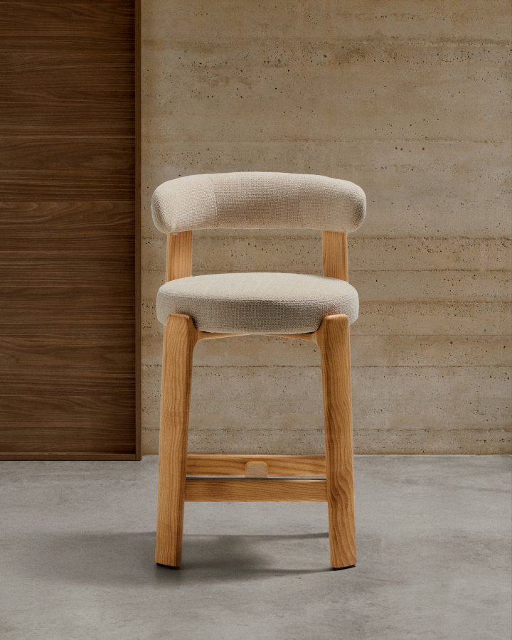 KAVE HOME Granittkrakk i beige chenille og heltre ask med naturlig finish FSC 100% 65 cm