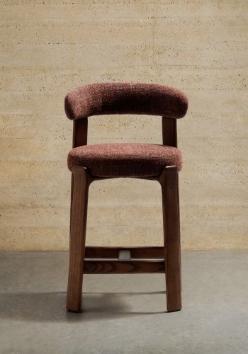 KAVE HOME Granittkrakk i brun chenille og heltre ask med valnttfarget finish FSC 100% 65