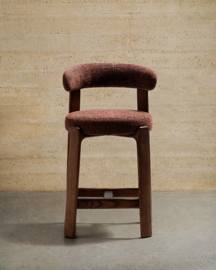 KAVE HOME Granittkrakk i brun chenille og heltre ask med valnttfarget finish FSC 100% 65