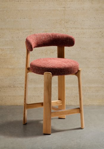 KAVE HOME Granittkrakk i terrakotta chenille og heltre ask med naturlig finish FSC 100%