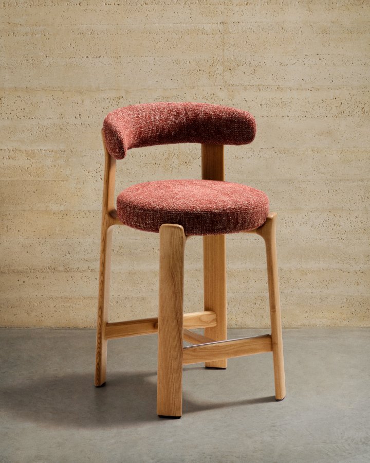 KAVE HOME Granittkrakk i terrakotta chenille og heltre ask med naturlig finish FSC 100%