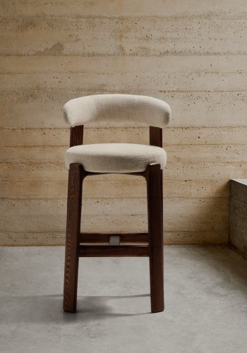 KAVE HOME Granittkrakk i beige chenille og heltre ask med valnttfarget finish FSC 100% 75